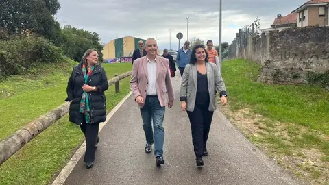 El consejero de Fomento, Roberto Media, y la alcaldesa de Cartes, Lorena Cueto, han visitado varias obras en el municipio | Foto: Radio Studio