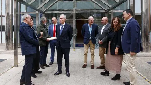 El consejero, junto a su equipo, tras presentar los presupuestos de la Consejer&iacute;a de Industria para 2026 en la sede del Gobierno, en Pe&ntilde;a Herbosa | Foto: Gobierno