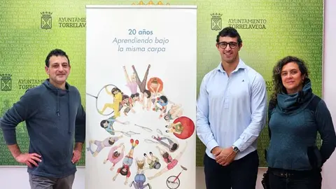 Javier Amigo y Elena Umlauff, de la Escuela de Circo de Torrelavega, junto a Nacho Gonz&aacute;lez | Foto: Ayuntamiento