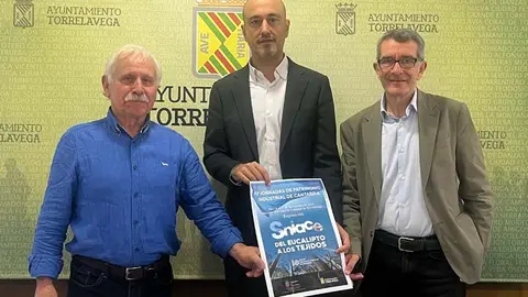 El alcalde de Torrelavega, Javier L&oacute;pez Estrada, acompa&ntilde;ado por el concejal de Industria y Patrimonio, Pedro P&eacute;rez Noriega, y por el presidente de la Red de Patrimonio Industrial de Cantabria, V&iacute;ctor Moreno | Foto: Radio Studio
