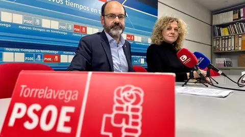 Jos&eacute; Luis Urraca y Patricia Portilla en la sede del partido en Torrelavega | Foto: PSOE