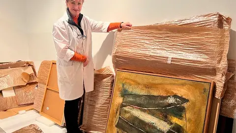 La doctora en Bellas Artes, Pilar Bustinduy, es la encargada de realizar el informe sobre el estado de las obras de la Colecci&oacute;n Robayera.