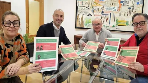 El alcalde, Javier L&oacute;pez Estrada, acompa&ntilde;ado por la concejal de Comercio y Turismo, Cristina Garc&iacute;a Vi&ntilde;as; por el presidente de APEMECAC, Miguel Rinc&oacute;n; y el p&aacute;rroco de la Iglesia de La Asunci&oacute;n, Juan Carlos Rodr&iacute;guez; han dado a conocer esta propuesta | Foto: Ayuntamiento
