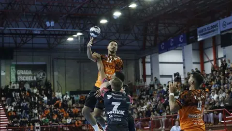 Junior Scott anota por encima del defensor | Foto: BM Torrelavega