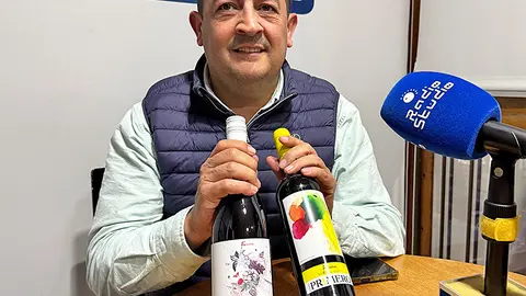 Carlos del R&iacute;o nos muestra la botella del Primero de Fari&ntilde;a de 2025