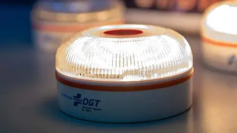 La baliza V-16 ser&aacute; obligatoria desde el 1 de enero e instan a comprobar su homologaci&oacute;n antes de adquirirla | Foto: DGT