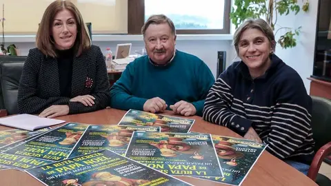 La alcaldesa junto a concejales muestran el cartel anunciador de la Ruta Secreta de Pap&aacute; Noel | Foto: Ayuntamiento