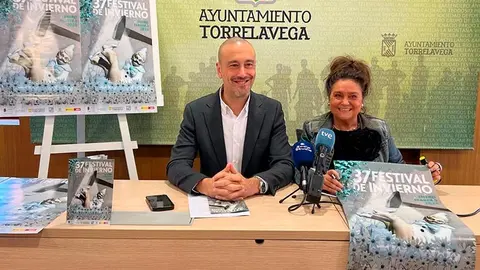 Javier L&oacute;pez Estrada y Esther V&eacute;lez durante la presentaci&oacute;n del 37&ordm; Festival de Invierno de Torrelavega.