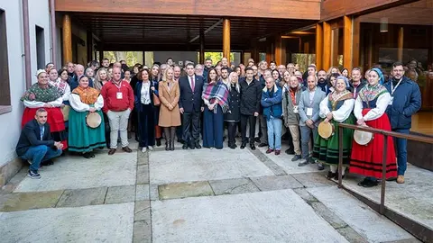 Foto de familia de las autoridades junto a los representantes de la Asociaci&oacute;n de los Pueblos M&aacute;s Bonitos de Espa&ntilde;a, reunidos en Santillana del Mar.