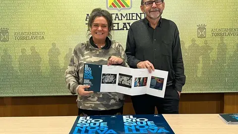 Esther V&eacute;lez y Luis Alberto Salcines presentan la muestra | Foto: Radio Studio