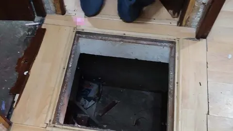 Imagen facilitada por la Polic&iacute;a Nacional de la intervenci&oacute;n en un domicilio durante la operaci&oacute;n
