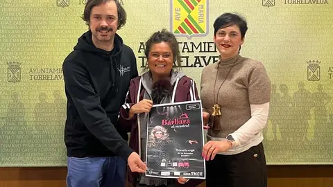 Adri&aacute;n Alonso, Esther V&eacute;lez y Bego&ntilde;a Ag&uuml;ero han invitado a los vecinos a disfrutar de esta obra, eso s&iacute;, obligatorio llevar una prenda rosa fucsia | Foto: Radio Studio