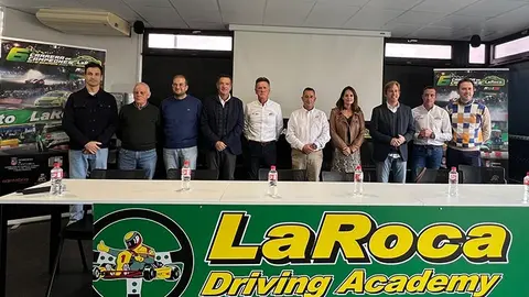 Organizadores y patrocinadores en la presentaci&oacute;n de la VI Carrera de Campeones en el Karting La Roca.
