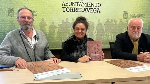 La concejal de Cultura de Torrelavega, Esther V&eacute;lez, acompa&ntilde;ada por Javier G&oacute;mez-Acebo y Jes&uacute;s Ortiz | Foto: Radio Studio