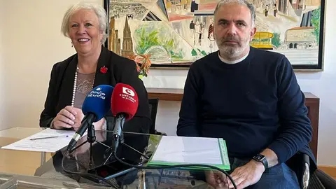La presidenta del Consejo de Administraci&oacute;n de Aguas Torrelavega, Blanca Rosa G&oacute;mez Morante; y Jos&eacute; Luis Santos, jefe del Servicio de Recogida | Foto: Radio Studio