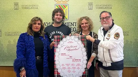 La concejala de Festejos de Torrelavega, Patricia Portilla, junto a uno de los organizadores del evento, Emilio P&eacute;rez; Miguel Rinc&oacute;n, presidente de APEMECAC; y Asunci&oacute;n Merino, vicepresidenta de EmTorre, han presentado el cartel | Foto: Radio Studio