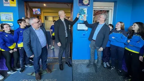 El alcalde de Torrelavega, Javier L&oacute;pez Estrada, y el jefe provincial de la DGT, Jos&eacute; Miguel Tolosa, descubrieron la placa acreditativa | Foto: El Salvador