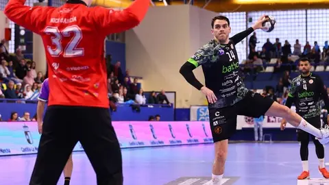 Javi Mu&ntilde;oz desde los 7 metros | Foto:  Santi 
Molina