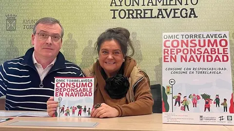 La concejal de Consumo, Esther V&eacute;lez, y el director de la Oficina Municipal de Informaci&oacute;n al Consumidor de Torrelavega (OMIC), Francisco Bautista | Foto: Radio Studio