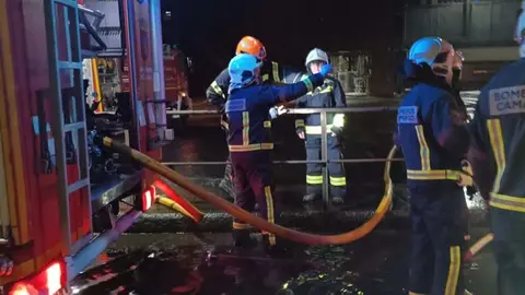 Susto en Ferroatl&aacute;ntica tras el incendio en un dep&oacute;sito de aceite | Foto: Gobierno de Cantabria
