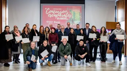 Foto de familia con los premiados en el Concurso de Escaparates | Foto: C&aacute;mara Torrelavega