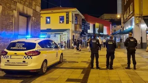 Imagen de archivo de varios agentes de la Polic&iacute;a Local patrullando en la Zona de Vinos | Foto: Polic&iacute;a