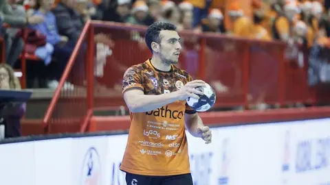 Andr&eacute;s Moyano ampl&iacute;a su vinculaci&oacute;n con el BM Torrelavega dos temporadas m&aacute;s | Foto: BMT