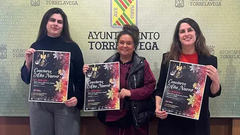 La concejal de Cultura de Torrelavega, Esther V&eacute;lez, junto a la directora de la Orquesta Sinf&oacute;nica del Cant&aacute;brico, Paula Sumillera, y la violinista Paloma Cuevas | Foto: Radio Studio
