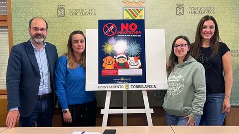 El concejal de Sanidad, Jos&eacute; Luis Urraca, ha presentado la Campa&ntilde;a 'No a la pirotecnia' acompa&ntilde;ado de Estela Canales, gerente de APTACAN Autismo Cantabria; Paula Abascal, del Refugio Canino Torres, y Lara Torre, de Gatucos Torrelavega | Foto: Radio Studio