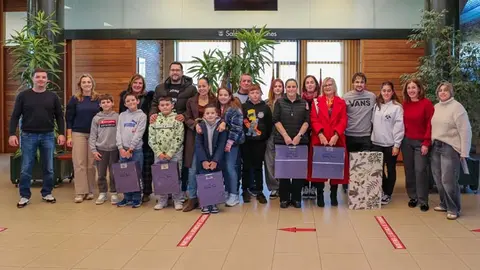 Ganadores del segundo concurso de decoraci&oacute;n navide&ntilde;a junto a la alcaldesa y miembros del jurado | Foto: Ayuntamiento