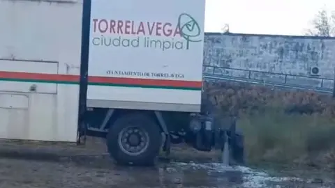 V&iacute;deo captado por un vecino de Barreda de vertidos de agua contaminada en la campa