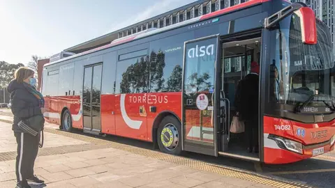 Uno de los autobuses de la nueva flota en su parada de Sierrallana | Foto: Ayuntamiento