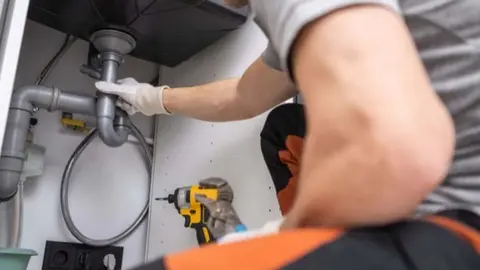 Un fontanero realizando trabajos | Foto: C&aacute;mara Torrelavega