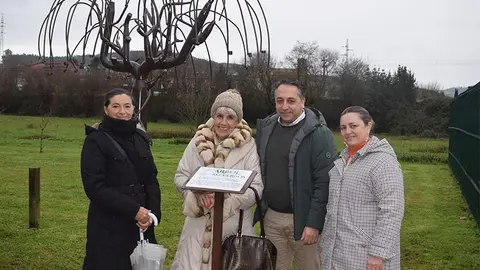 Inauguraci&oacute;n del &aacute;rbol de los recuerdos instalado en Pi&eacute;lagos en homenaje a las mascotas.