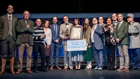 Juanjo Artero recogi&oacute; el Premio Duende Zahor&iacute; junto sus compa&ntilde;eros de reparto, y las autoridades.