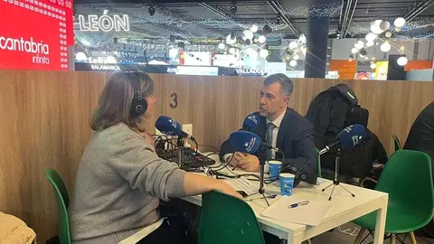 El consejero de Cultura, Turismo y Deporte del Gobierno de Cantabria, Luis Mart&iacute;nez Abad, se pas&oacute; por los micr&oacute;fonos de Radio Studio en Fitur