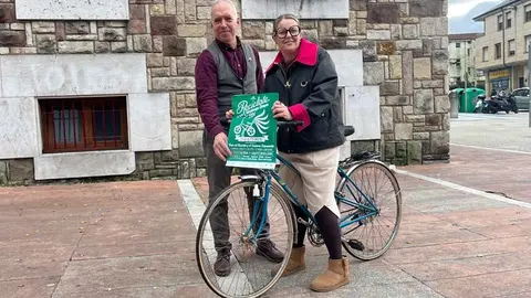 La concejal de Comercio, Ferias y Mercados, Cristina Garc&iacute;a Vi&ntilde;as, acompa&ntilde;ada de Germ&aacute;n Busqu&eacute;, de la Asociaci&oacute;n Rec&iacute;clate YA, ha presentado la Feria | Foto: Radio Studio