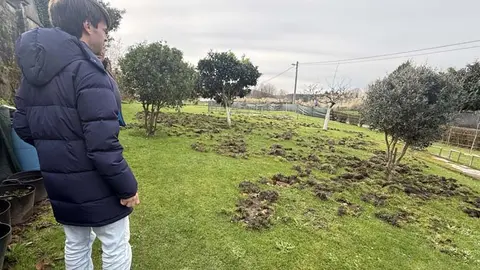 El concejal de Salud P&uacute;blica, Borja Sainz, en uno de los espacios destrozados por los jabal&iacute;es | Foto: Ayuntamiento