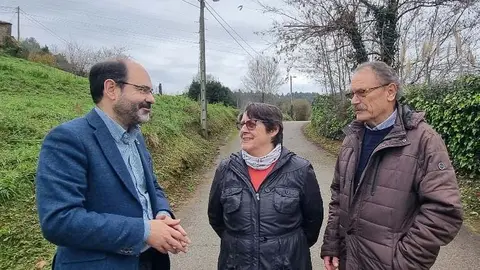 El concejal de Obras, Jos&eacute; Luis Urraca, junto con vecinos de Torres Arriba | Foto: Ayuntamiento