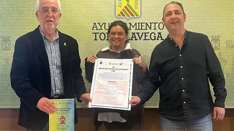 Esther V&eacute;lez, junto a los representantes de la Sociedad C&aacute;ntabra de Escritores, Marino P&eacute;rez Avellaneda y Fernando del R&iacute;o | Foto: Radio Studio