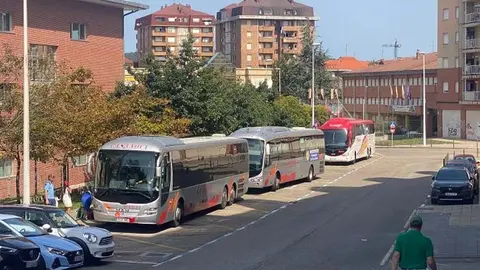 Parada en el exterior de la estaci&oacute;n de autobuses de Torrelavega | Foto: MMB