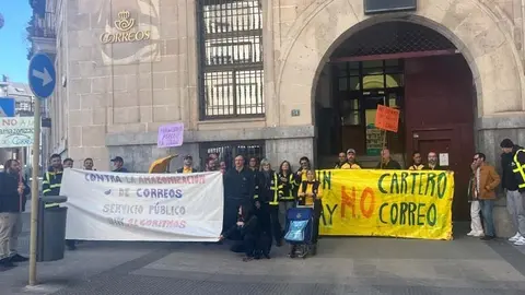 Concentraci&oacute;n de trabajadores de Correos en Torrelavega este 12 de febrero | Foto: Correos