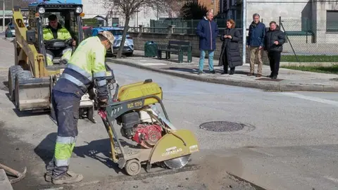 La alcaldesa, Rosa D&iacute;az, y los concejales de Obras y Barrios, Avelino Rodr&iacute;guez Muriedas y Fernando Sa&ntilde;udo P&eacute;rez,&nbsp; comprobado el desarrollo de los trabajos de bacheo | Foto: Ayuntamiento