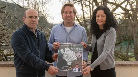 . El alcalde, Pablo Diestro, y la representante de la asociaci&oacute;n El Pleito de los Nueve Valles, Elisa Mateu, acompa&ntilde;ados por el concejal de Cultura, Fernando Callejo | Foto: Ayuntamiento