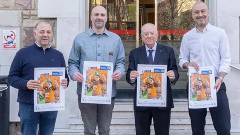 El alcalde de Torrelavega, Javier L&oacute;pez Estrada; acompa&ntilde;ado de Jorge P&eacute;rez, directivo del club naranja; Gaspar Laredo, presidente de la Fundaci&oacute;n Caja Cantabria; y Javier P&eacute;rez de la Vega, jefe de estudios del Colegio de Educaci&oacute;n Especial Fernando Arce | Foto: BMT