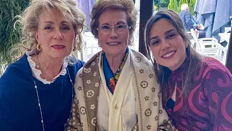 La Mujer Referente de Polanco de 2026, Mar&iacute;a Garc&iacute;a Tresgallo (en el centro junto a su hija y una de sus nietas) | Foto: Ayuntamiento