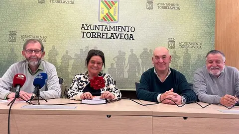 Esther V&eacute;lez acompa&ntilde;ada por los representantes de Quercus, Ventura G&oacute;mez, Joaqu&iacute;n D&iacute;az y Fernando Bustillo | Foto: Radio Studio