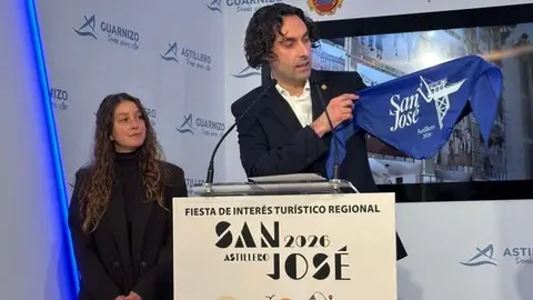 El alcalde de Astillero, Javier Fern&aacute;ndez Sober&oacute;n, acompa&ntilde;ado por la concejala de Festejos, Ana Ca&ntilde;as Dirube | Foto: Ayuntamiento