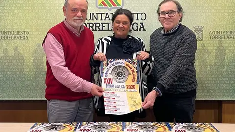La concejal de Cultura, Esther V&eacute;lez, acompa&ntilde;ada por el presidente de la Sociedad Coral de Torrelavega, Jos&eacute; Nicasio Guti&eacute;rrez, y por el director de la Coral, Manuel Egusquiza | Foto: Radio Studio