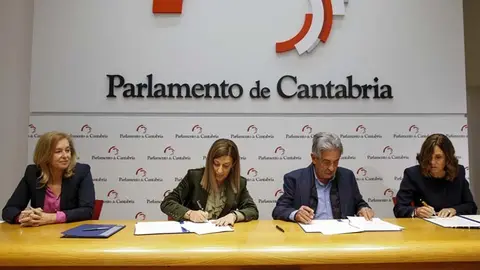 La presidenta del Parlamento de Cantabria, Mar&iacute;a Jos&eacute; Gonz&aacute;lez Revuelta; la presidenta de Cantabria, Mar&iacute;a Jos&eacute; S&aacute;enz de Buruaga; el secretario general del PRC, Miguel &Aacute;ngel Revilla, y la candidata del PRC, Paula Fern&aacute;ndez Via&ntilde;a, durante la firma del acuerdo presupuestario | Foto: Gobierno
